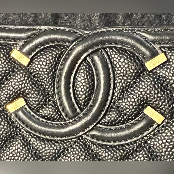 *SOLD* CHANEL Caviar Quilted Medium CC
Filigree Flap Black - Picture 13 of 16